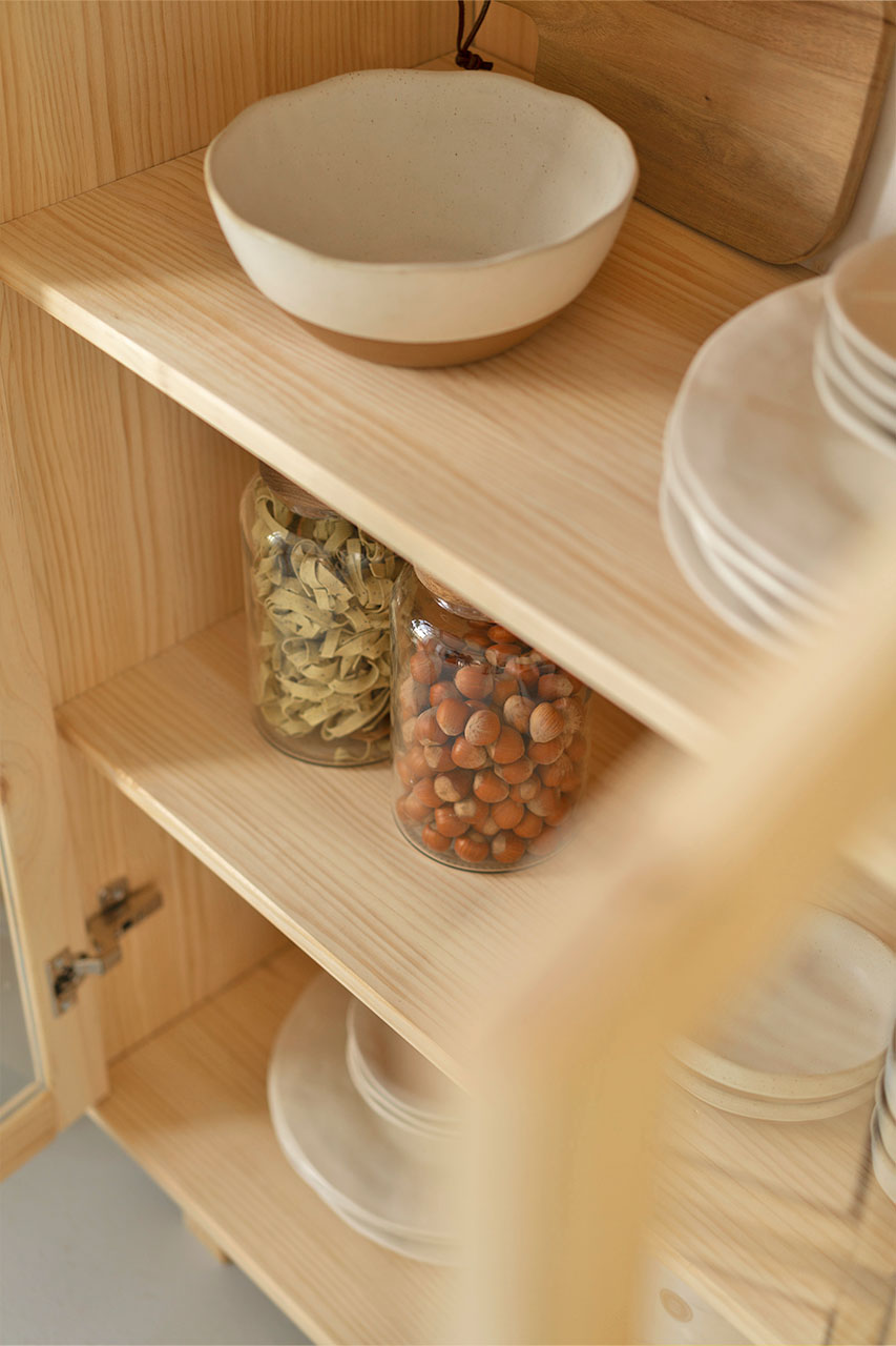 Imagen de ambiente 5 para:Vitrina de madera maciza natural